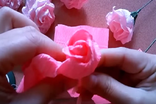 cách làm hoa hồng xoắn bằng giấy nhún