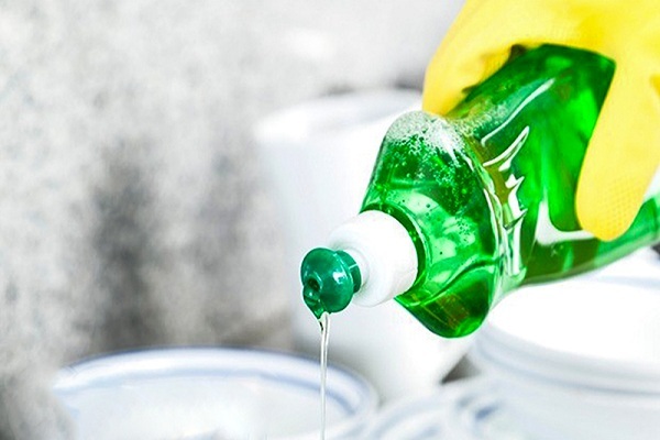 Cách tẩy làm sạch vết dầu mỡ trên quần áo